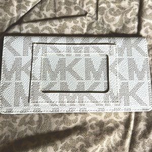 NWOT MICHAEL Michael Kors Checkbook Cover